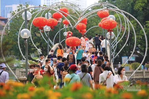 Hàng nghìn người Hà Nội đổ về công viên Thủ Lệ vui chơi ngày cuối tuần