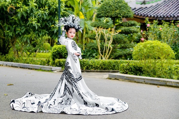 Mẫu nhí Nguyễn Minh Châu chuyên nghiệp trên sàn catwalk