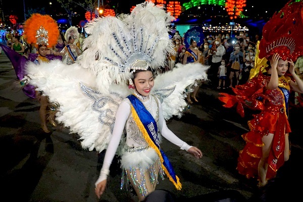 Dân Đà Nẵng đổ ra đường xem vũ công nhảy rumba, tango