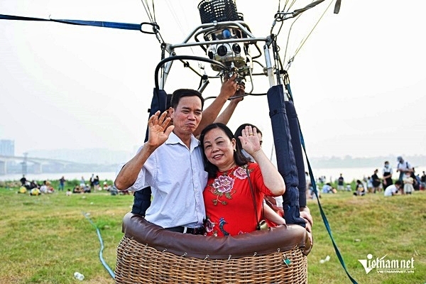 Cặp đôi U60 kỉ niệm 34 năm ngày cưới trên khinh khí cầu giữa trời Hà Nội