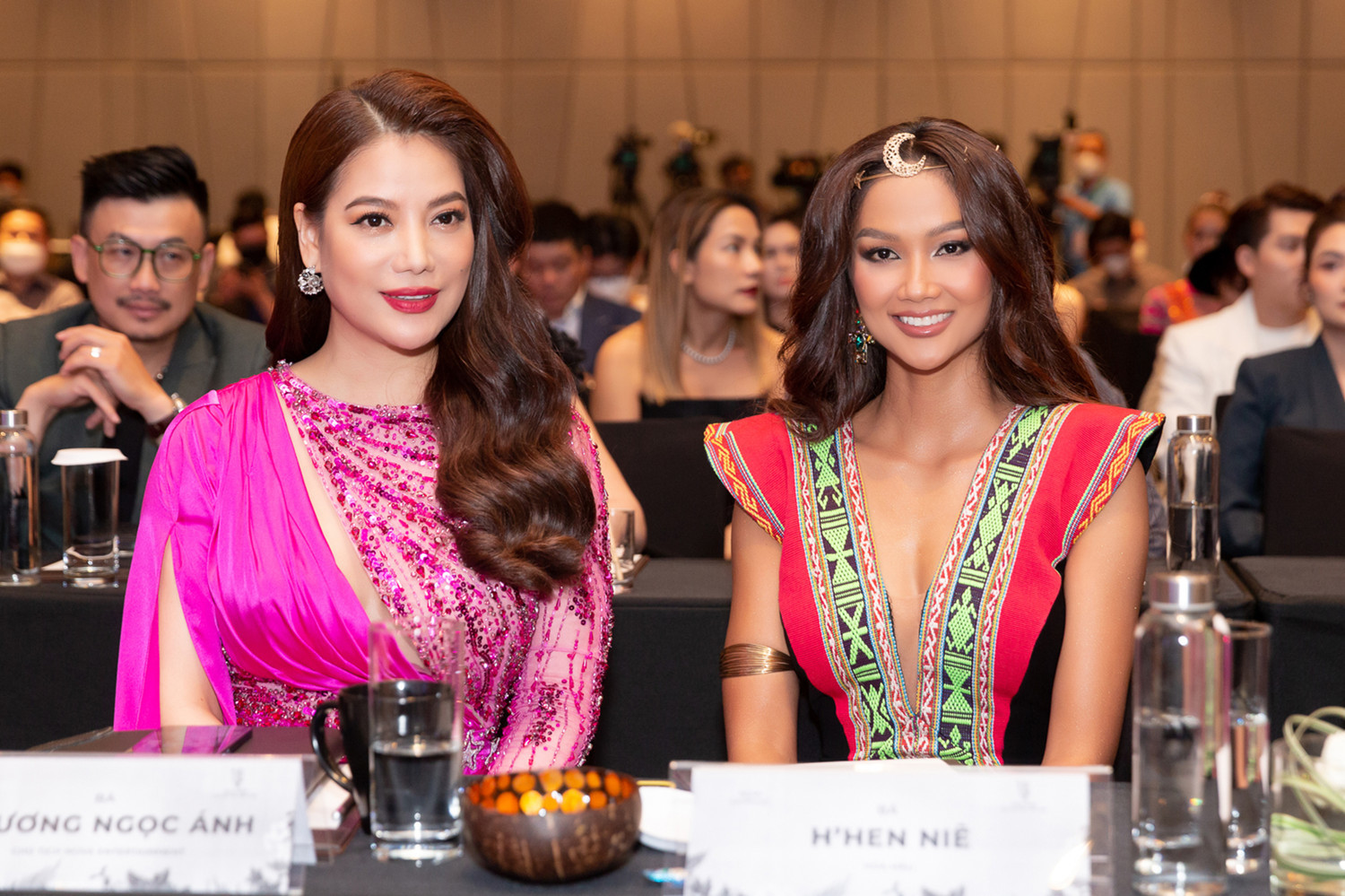 H'Hen Niê is sexy and beautiful with Truong Ngoc Anh