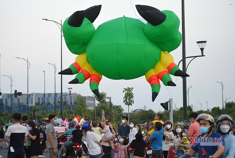 People in Ho Chi Minh City invite each other to fly kites in Thu Thiem area