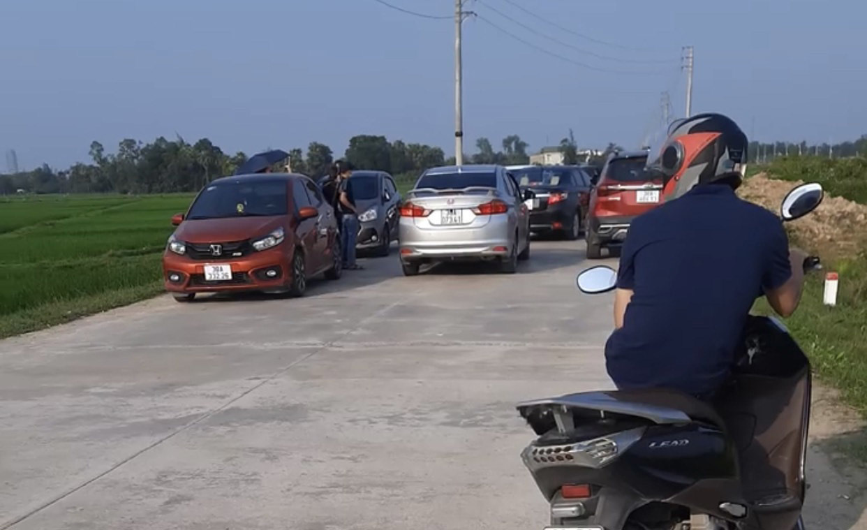 Land 'stork' stirred up Ha Tinh village, a few days 'flyed clean'