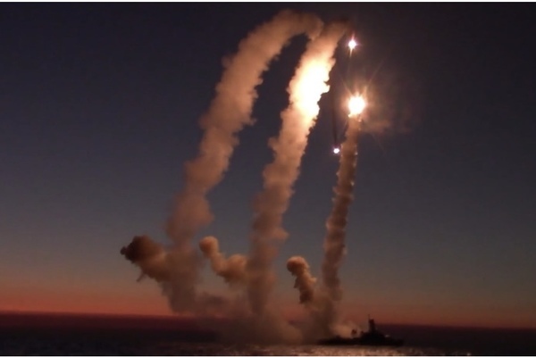 Ukraine đẩy lùi 7 đợt tấn công, Nga nã tên lửa hành trình từ biển Đen