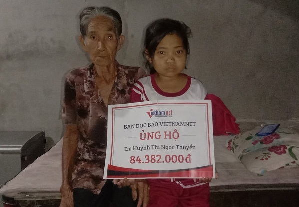 Bé gái chạy thận 7 năm nhận “món quà lớn” của bạn đọc VietNamNet