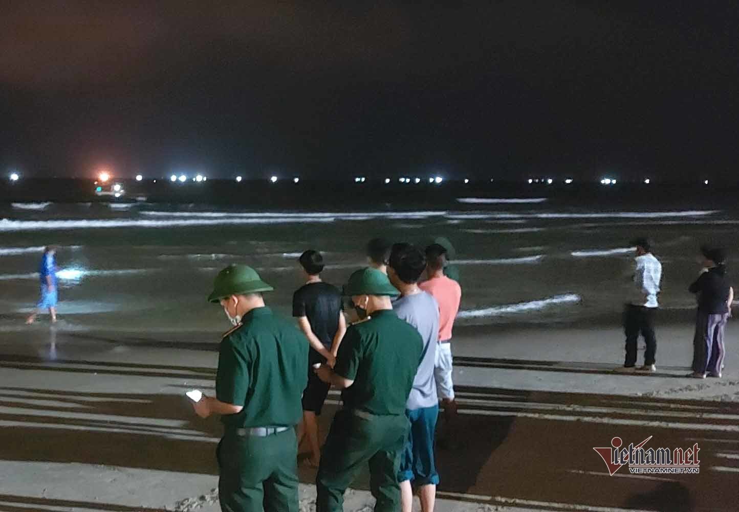 5 tourists were swept away by waves while swimming in Da Nang, 1 person is missing