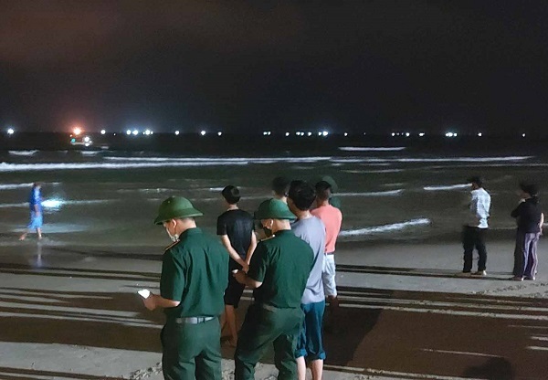 5 tourists were swept away by waves while swimming in Da Nang