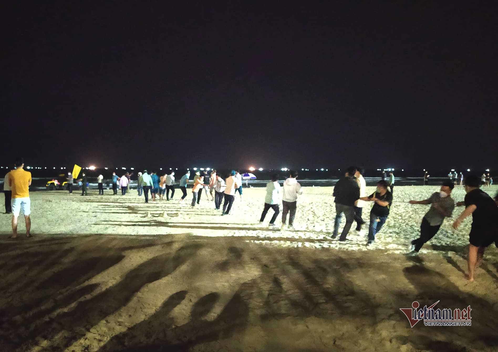 5 tourists were swept away by waves while swimming in Da Nang, 1 person is missing