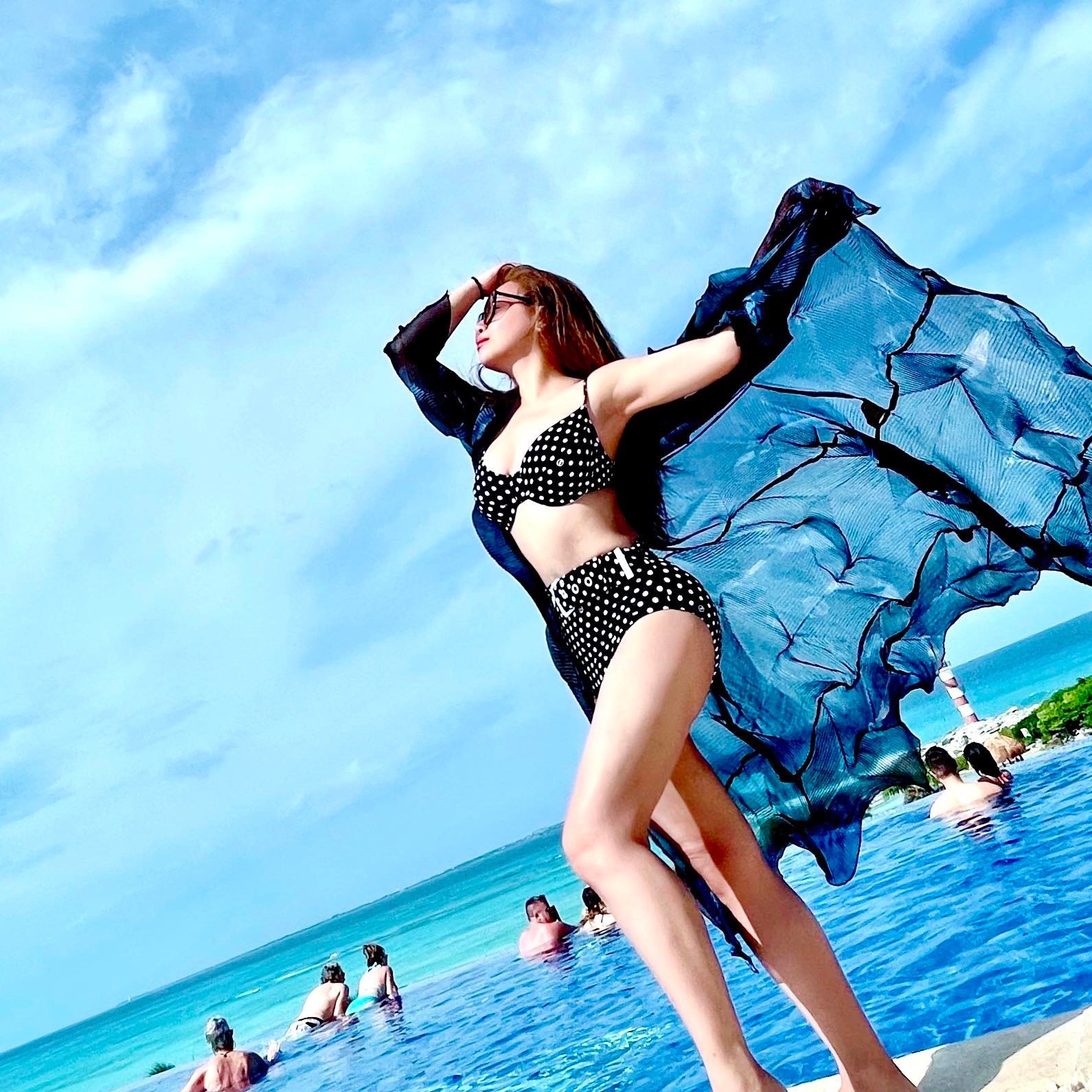 Ca sĩ Minh Tuyết sexy diện bikini nóng bỏng dù đã U50