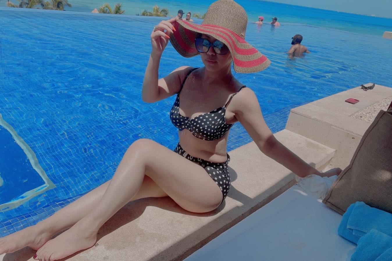 Ca sĩ Minh Tuyết sexy diện bikini nóng bỏng dù đã U50