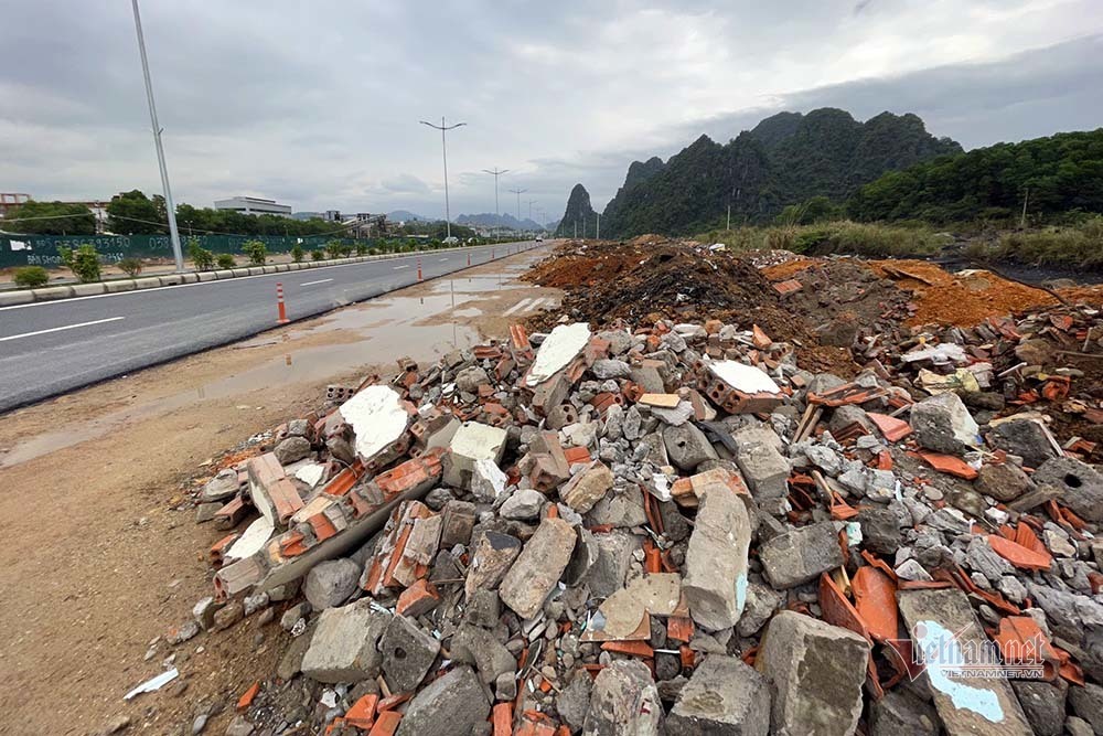 Đường bao biển đẹp nhất Quảng Ninh vừa xong, rác xây dựng trút xuống mỗi đêm