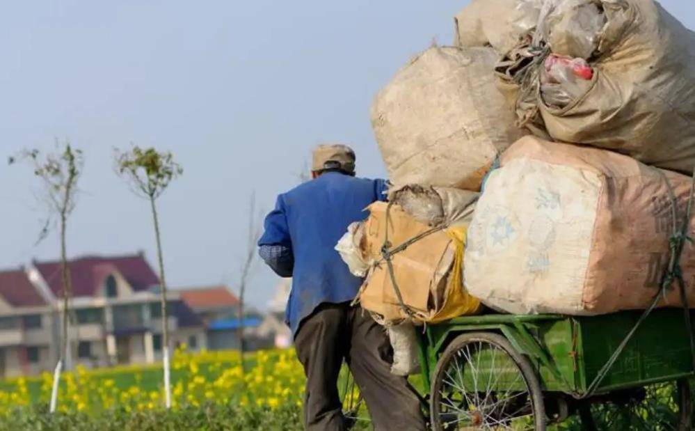 Bé gái bị bỏ rơi 25 năm trước giờ giàu có, đưa cha nuôi đi chơi khắp nơi