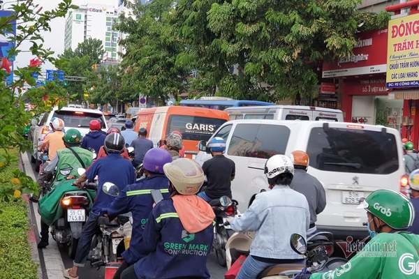 Giao thông hỗn loạn ở cửa ngõ sân bay Tân Sơn Nhất, CSGT không thể điều tiết