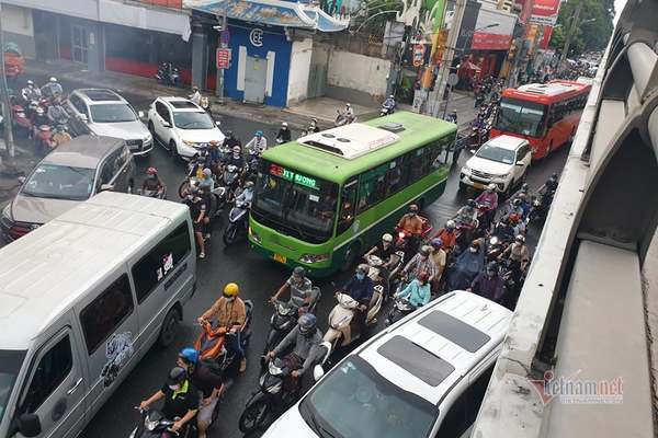 Giao thông hỗn loạn ở cửa ngõ sân bay Tân Sơn Nhất, CSGT không thể điều tiết