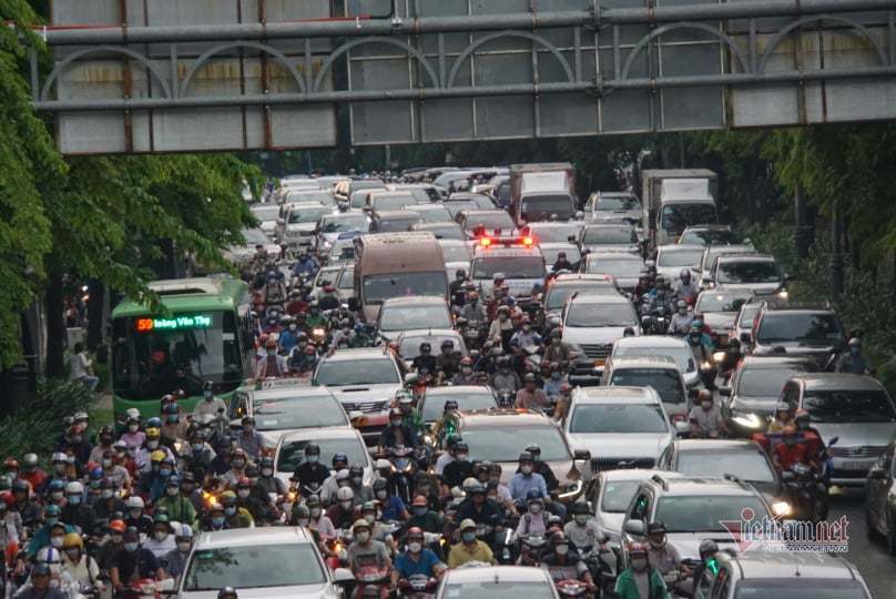 Giao thông hỗn loạn ở cửa ngõ sân bay Tân Sơn Nhất, CSGT không thể điều tiết