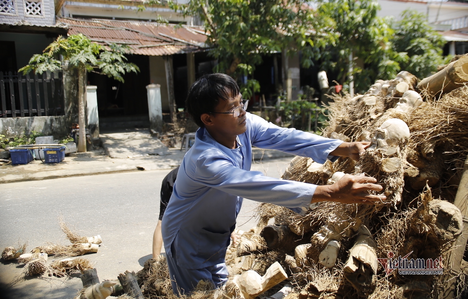 Nghệ nhân Hội An phù phép gốc tre sần sùi thành khuôn mặt độc đáo