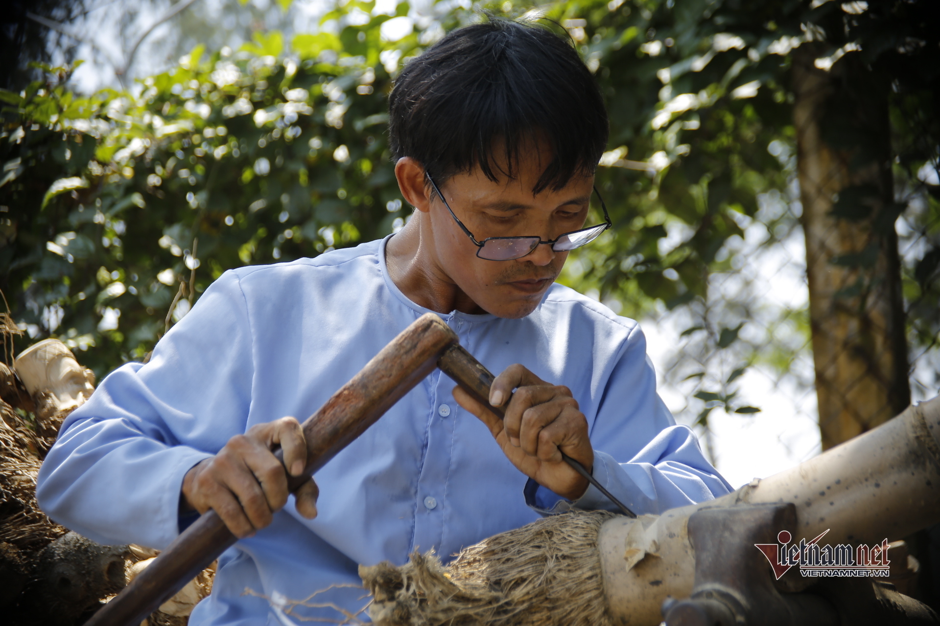 Nghệ nhân Hội An phù phép gốc tre sần sùi thành khuôn mặt độc đáo