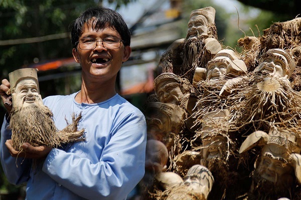 Hoi An artisans create a unique face from a rough bamboo root