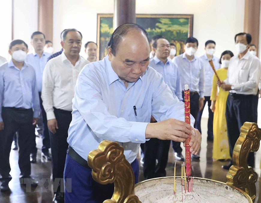 Chủ tịch nước dâng hương tưởng niệm cụ Phó bảng Nguyễn Sinh Sắc