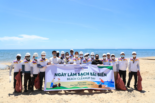 Miss Earth 2021 join hands to clean up trash on Phan Thiet beach