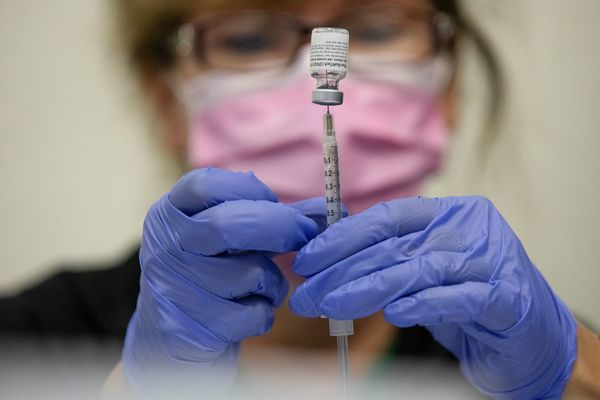 Thượng Hải siết chặt phong tỏa, Mỹ cấp phép tiêm mũi 4 vắc xin Pfizer và Moderna