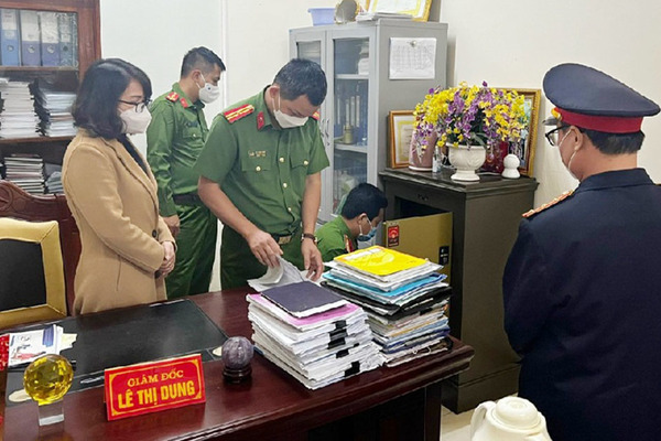 Detention of female director of continuing education center in Nghe An