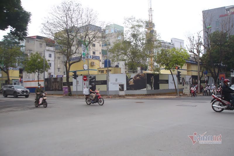 Tan Hoang Minh suddenly appeared in the green 'golden land' next to West Lake