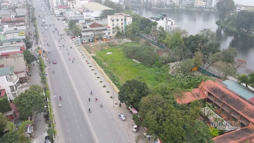 Tan Hoang Minh suddenly appeared in the green 'golden land' next to West Lake