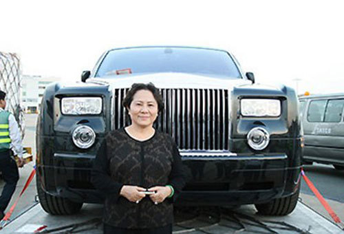 A series of Vietnamese giants who ride super-luxury cars Rolls-Royce have bad luck