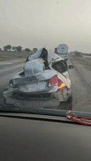 Ô tô Honda bẹp rúm sau tai nạn vẫn chạy phăng phăng trên cao tốc
