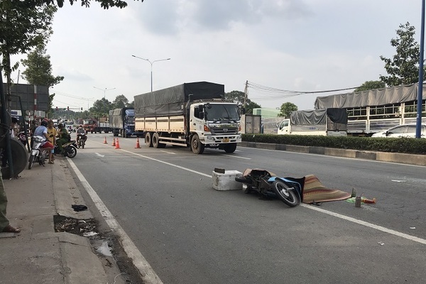 Lái xe container cán chết người rồi bỏ chạy, dân truy đuổi vẫn không dừng