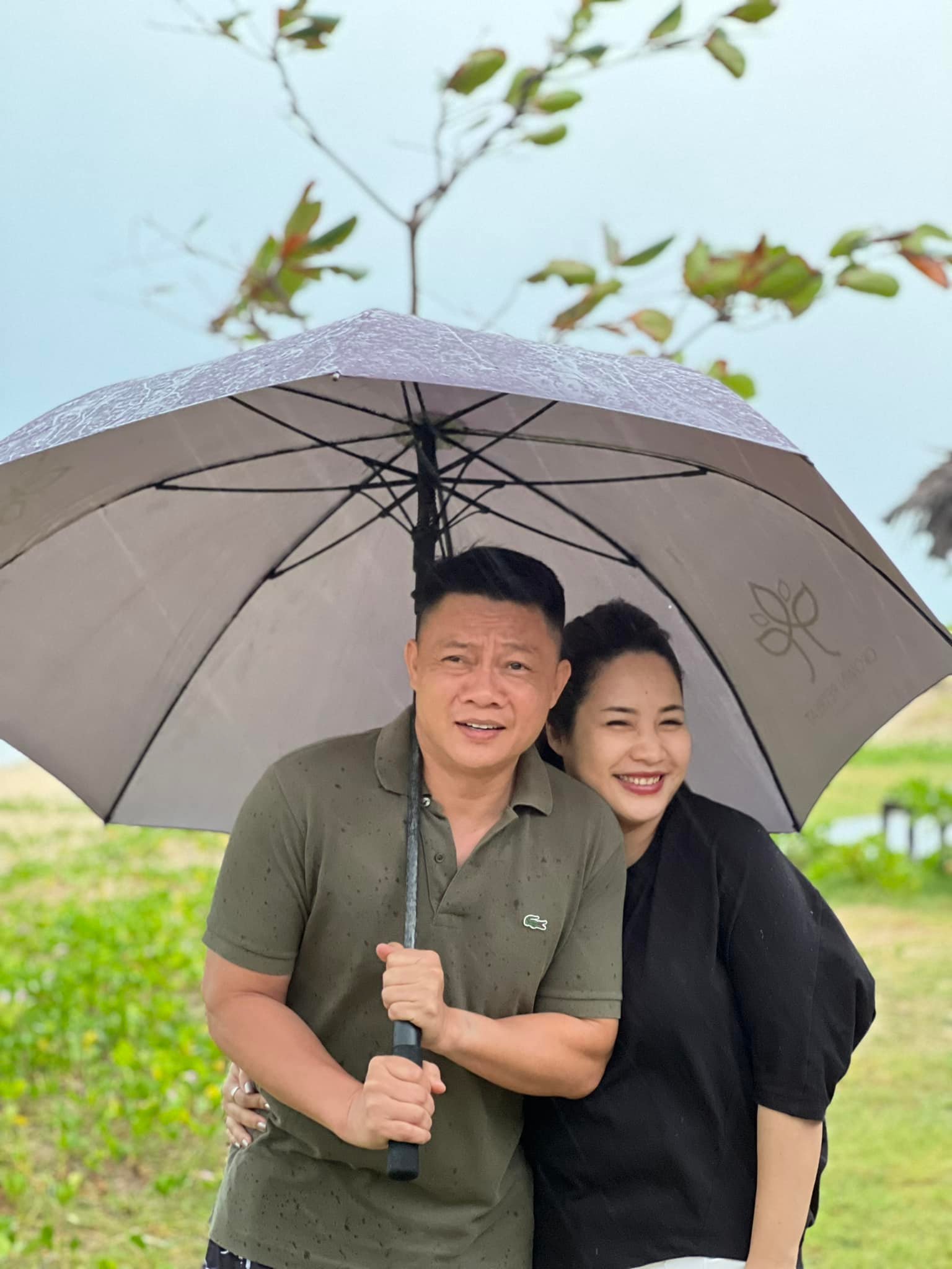 BTV Quang Minh kỷ niệm 15 năm ngày cưới bên vợ và 4 con