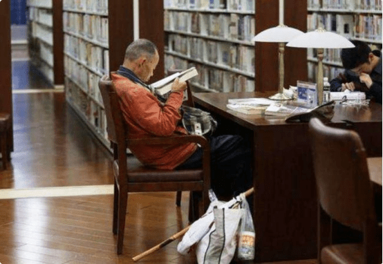 The old man picking up trash is carved in the library, behind is a touching story