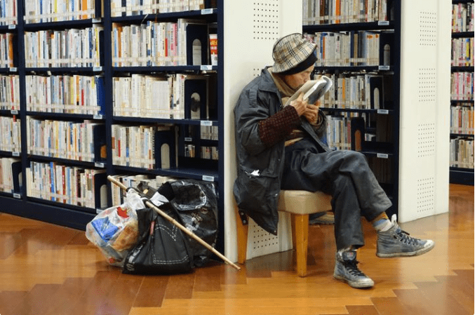 The old man picking up trash is carved in the library, behind is a touching story