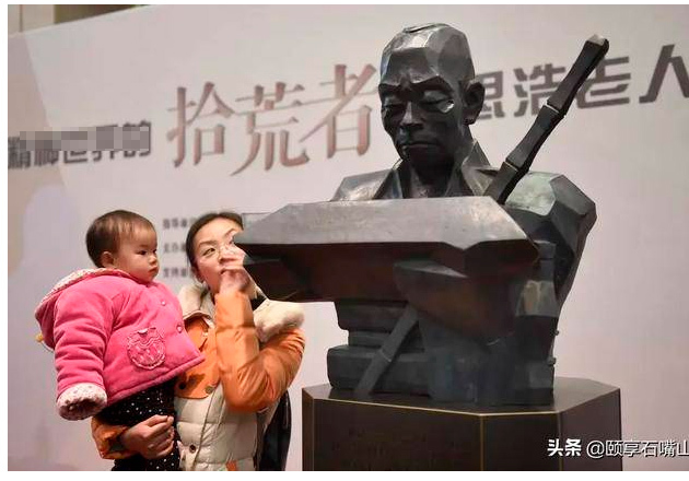 The old man picking up trash is carved in the library, behind is a touching story