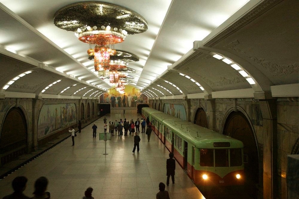 Bên trong ga tàu điện ngầm sâu nhất thế giới chống được bom hạt nhân