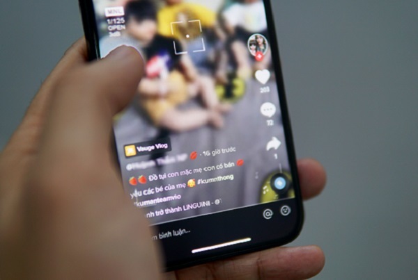 Bé lớp 1 nghiện quay Tiktok, gia đình hốt hoảng đưa con đi khám tâm thần