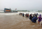 Sóng to gió lớn đánh chìm cả loạt tàu thuyền ở Phú Yên, cả làng ứng cứu