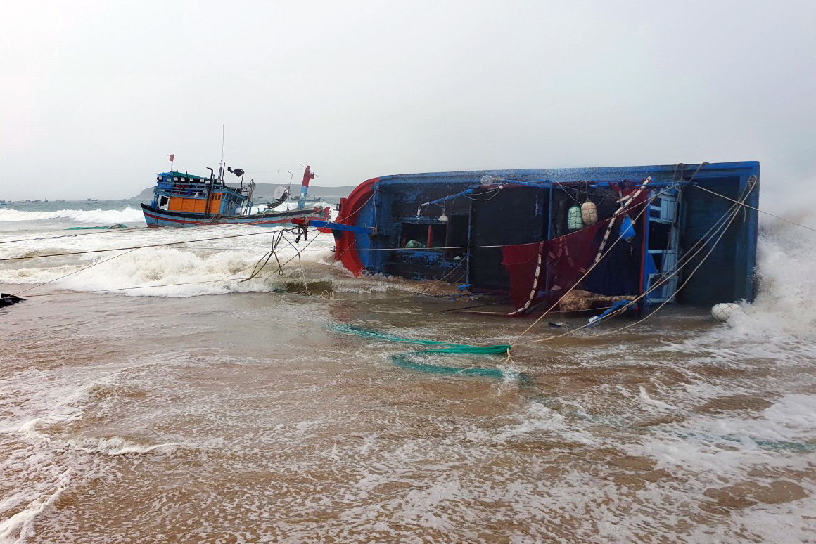 Sóng to gió lớn đánh chìm cả loạt tàu thuyền ở Phú Yên, cả làng ứng cứu