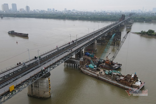 Hình ảnh búa nặng 5 tấn thả từ trên cao phá trụ hỏng của cầu Long Biên