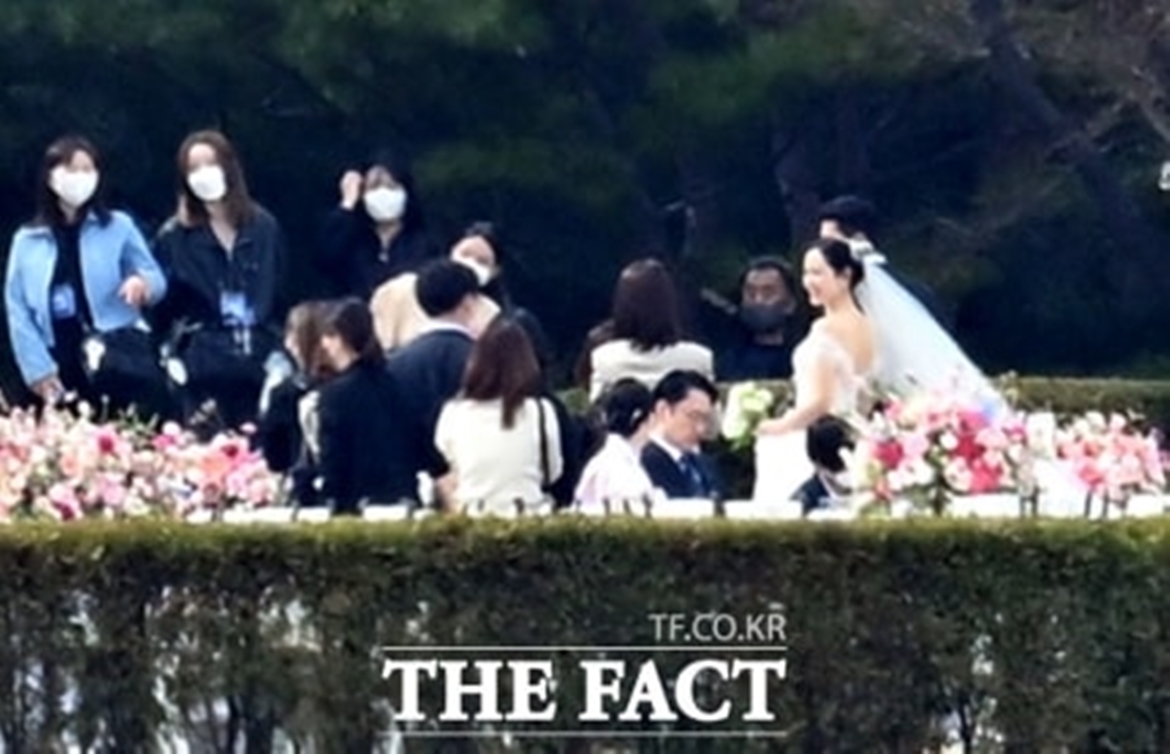 Son Ye Jin held her father's hand and cried at the wedding with Hyun Bin