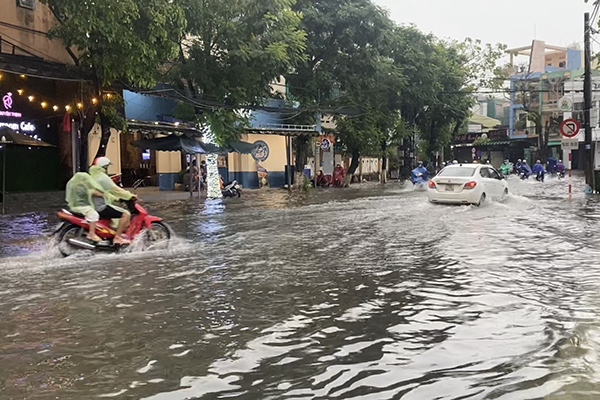 Mưa xối xả kéo dài, đường phố ở Quảng Ngãi ngập mênh mông