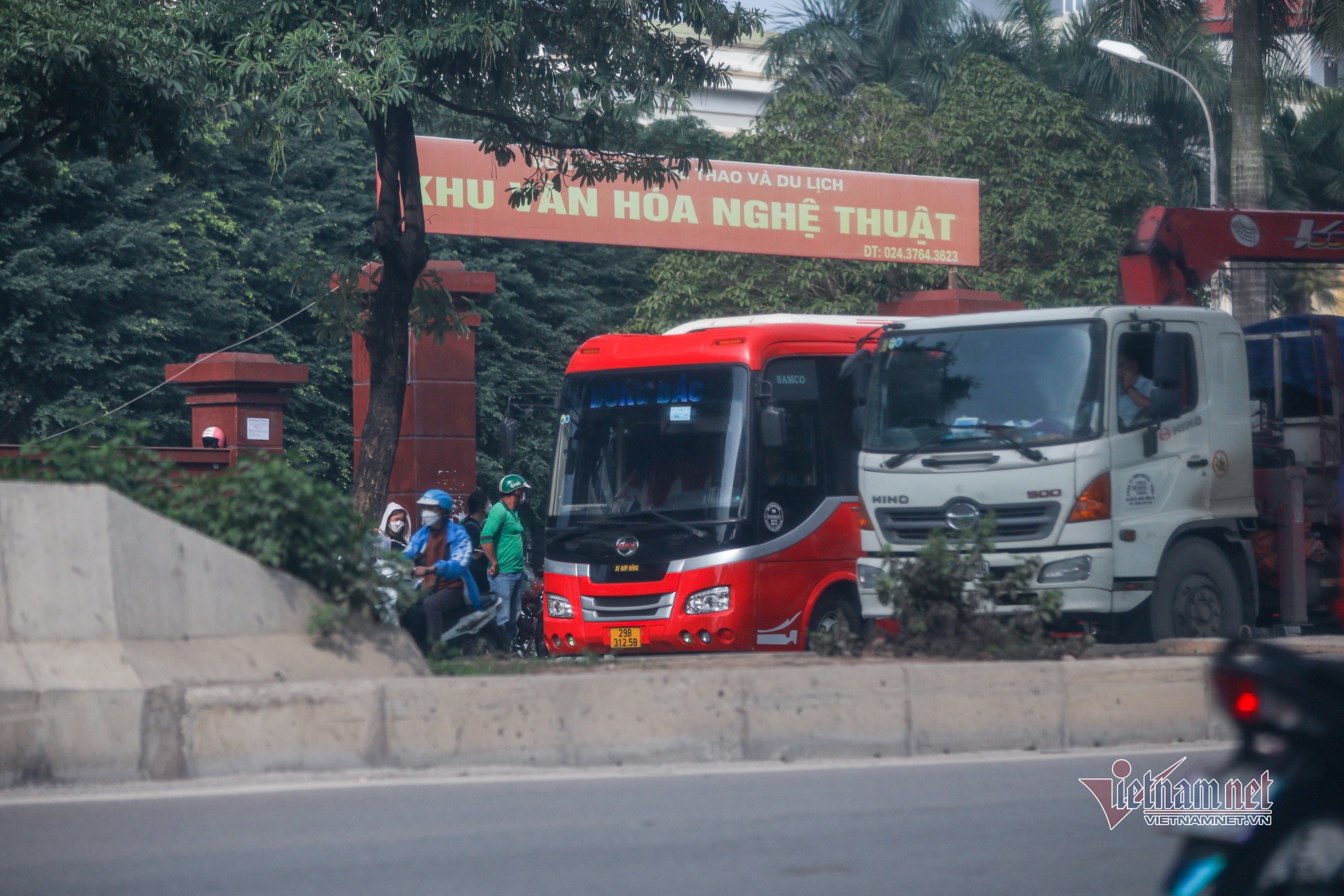 Cảnh sát hóa trang ghi hình xe khách vi phạm, tài xế hết đường chối