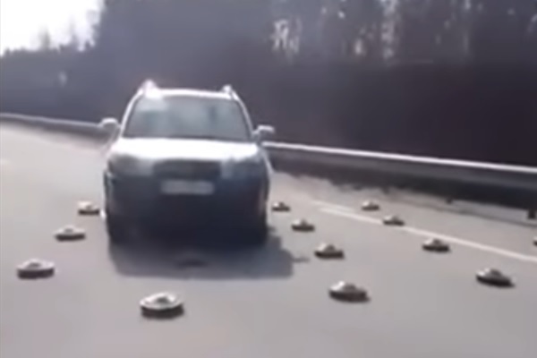 Heart-stopping scene of Ukrainian cars driving through anti-tank mines TM-62M