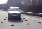 Thót tim cảnh ô tô Ukraine lái qua bãi mìn dày đặc