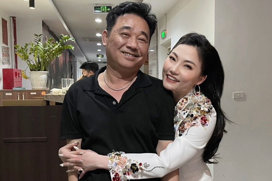 Actor Quoc Khanh smiles in the arms of singer Thu Huong