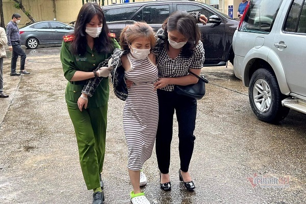 Cô gái phóng hỏa làm chết người được dìu vào hỏi cung, biểu hiện liên tục mệt lả