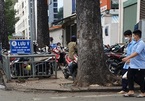 Vỉa hè dành cho người đi bộ bị 'xẻ thịt' làm bãi giữ xe ở Sài Gòn