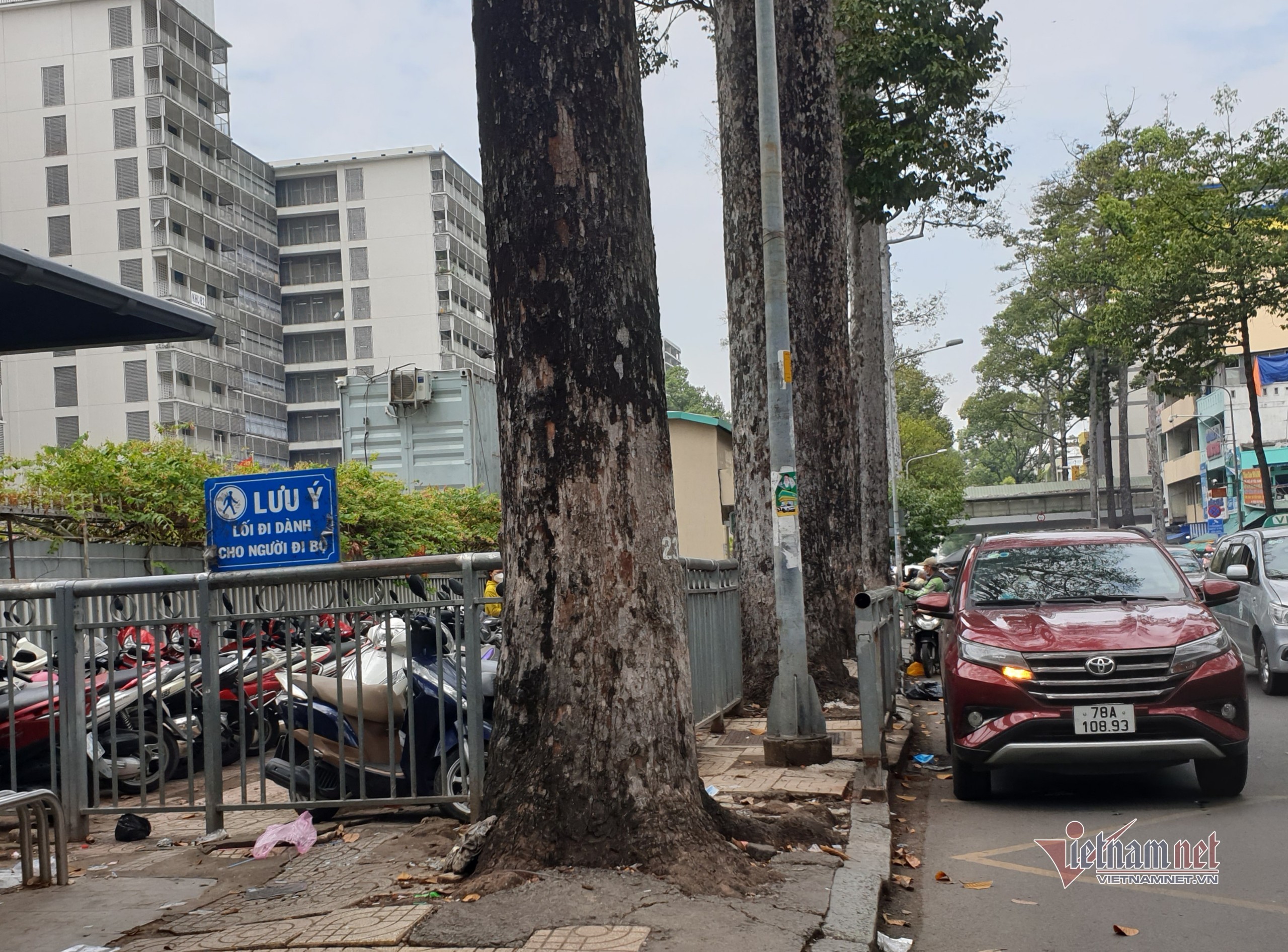 Vỉa hè dành cho người đi bộ bị 'xẻ thịt' làm bãi giữ xe ở Sài Gòn
