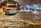 Mưa xối xả, đường phố Đà Nẵng ngập sâu, hàng loạt ôtô chết máy trong đêm